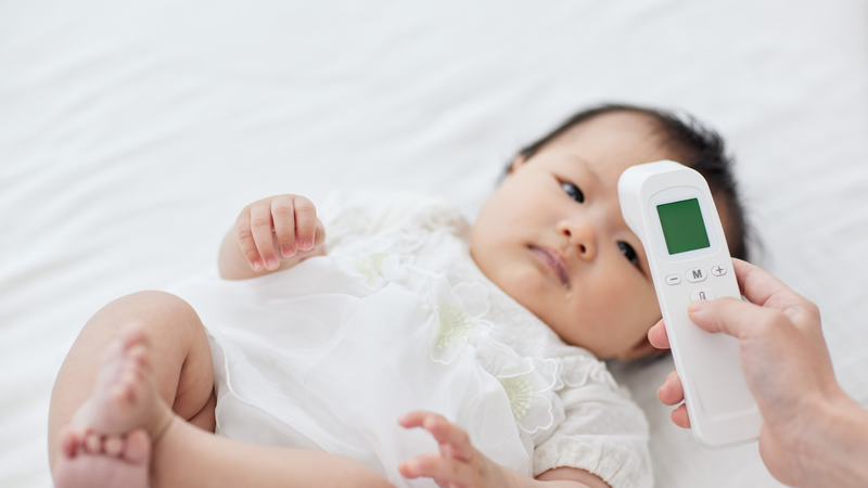 Cha mẹ cần theo dõi thân nhiệt của trẻ cẩn thận sau khi tiêm vắc xin