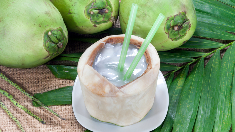 Uống thuốc xong bao lâu được uống nước dừa? Khoảng cách hợp lý là 1 - 2 giờ để thuốc có thời gian hấp thu tốt hơn