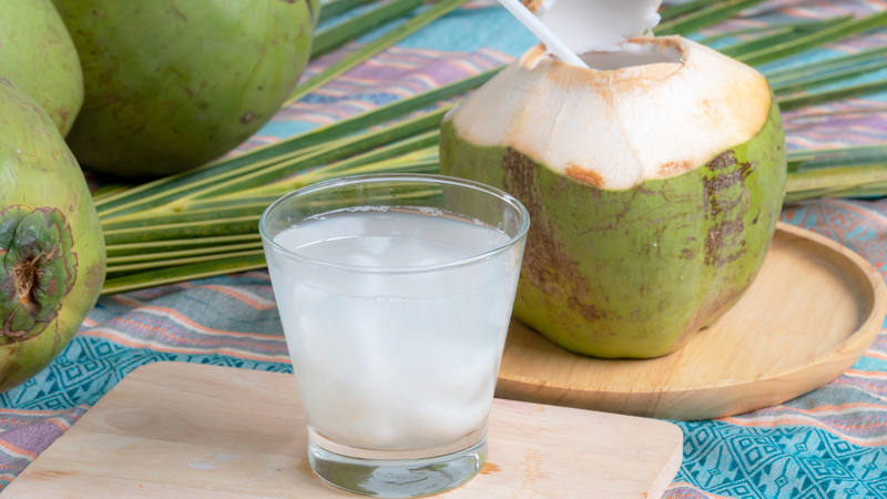 Nước dừa có thể làm tăng nguy cơ tụt huyết áp khi dùng cùng thuốc điều trị cao huyết áp