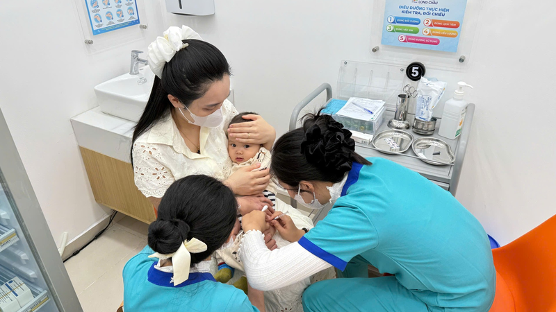 Phụ huynh nên theo dõi lịch tiêm để đưa trẻ đi tiêm đúng thời điểm
