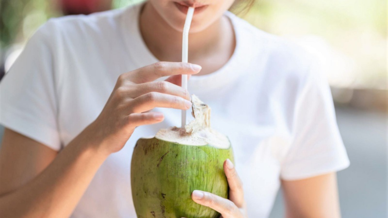 Người mắc viêm gan B nên uống nước dừa với lượng vừa phải và theo hướng dẫn của bác sĩ