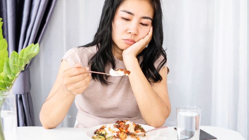 Mệt mỏi và chán ăn thường đi kèm với các triệu chứng về gan