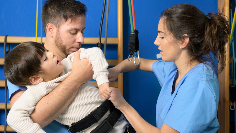 Phục hồi chức năng giúp trẻ cải thiện vận động sau khi mắc bệnh