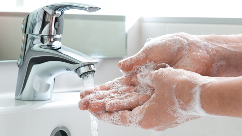 Rửa tay thường xuyên là biện pháp phòng ngừa cơ bản nhưng hiệu quả