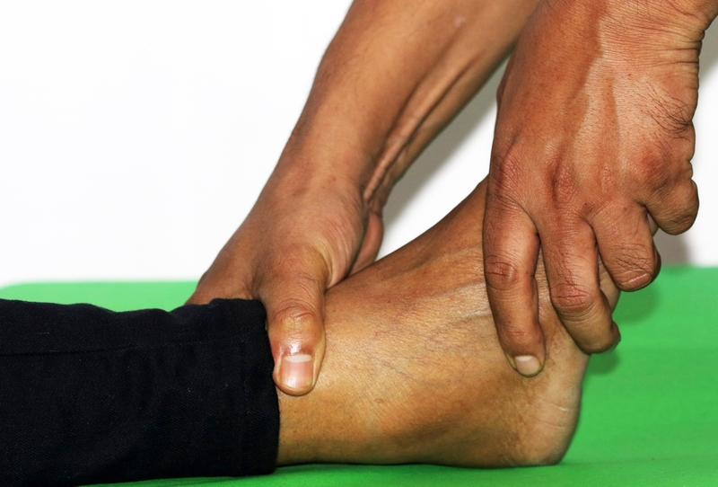 Bị cứng khớp cổ chân sau phẫu thuật do nguyên nhân gì? Các yếu tố nguy cơ bạn cần biết 6