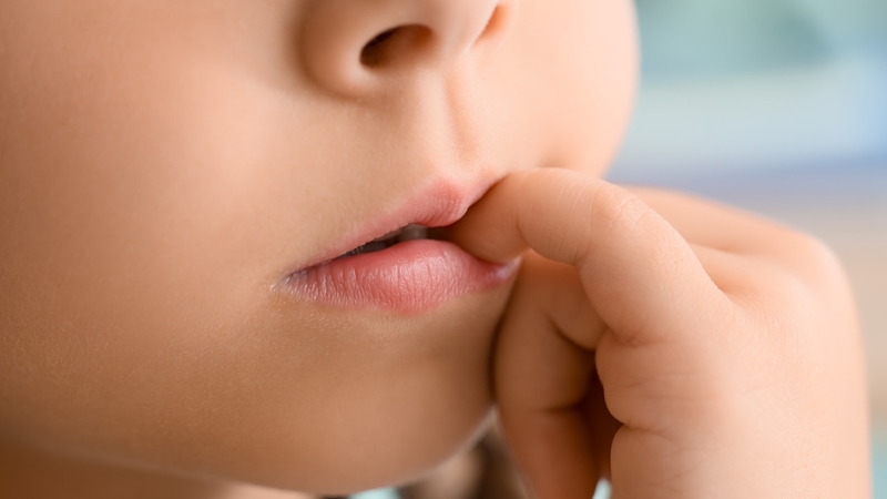 Mút tay từ nhỏ là một trong những nguyên nhân gây ảnh hưởng đến răng và hàm