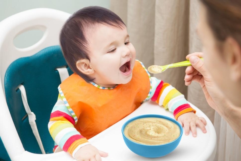 Cho bé ăn dặm bột ngọt bao lâu? Cần lưu ý gì khi bé ăn dặm? 3