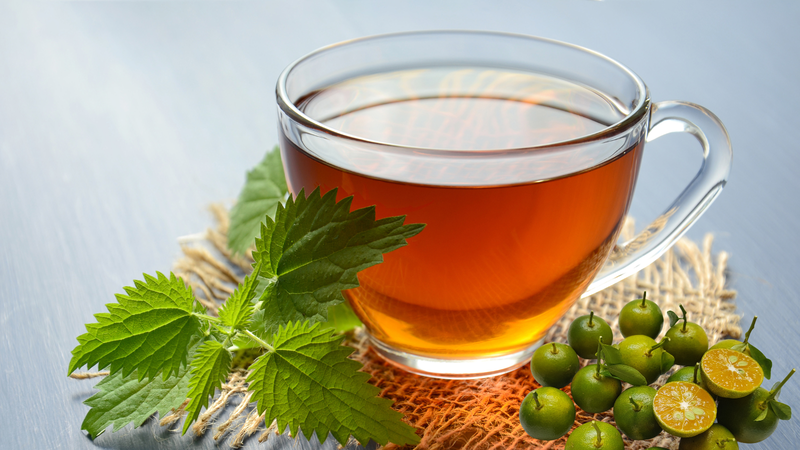 Acid hữu cơ và tinh dầu tự nhiên trong trà tắc xí muội có thể giúp làm dịu cổ họng