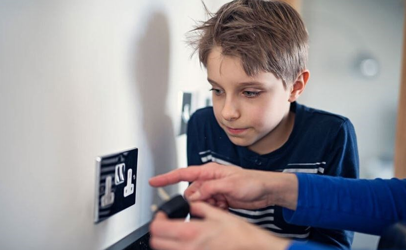 Dạy trẻ kỹ năng sử dụng điện an toàn giúp phòng tránh điện giật 1