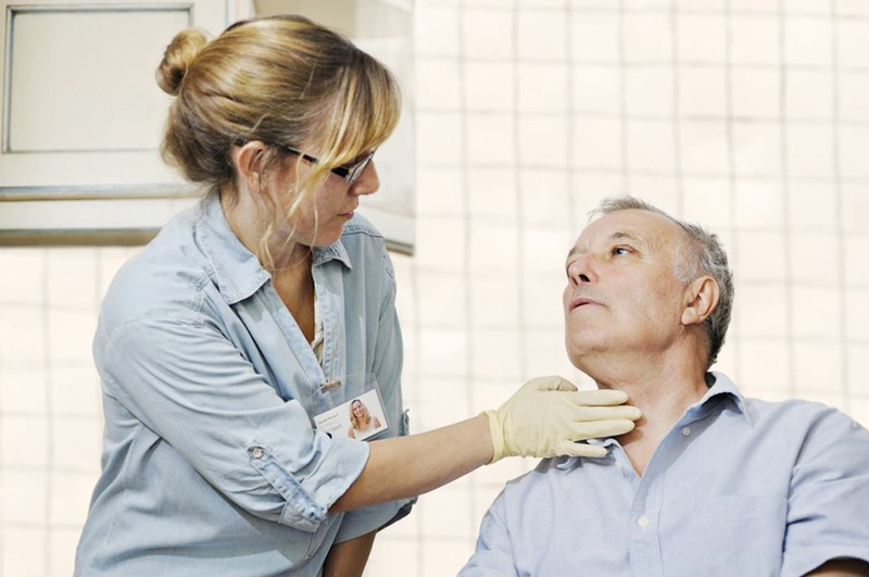 Người già ăn cơm hay bị nghẹn là bệnh gì? 2