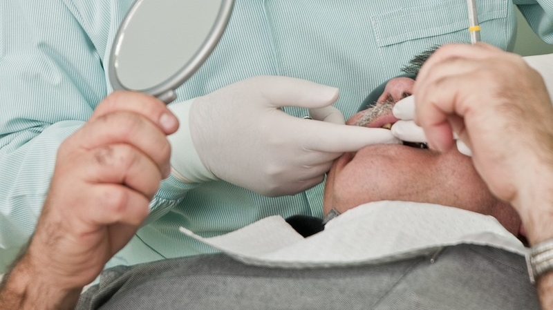 Người già có nên làm răng Implant không? Đâu là giải pháp thích hợp, an toàn? 1