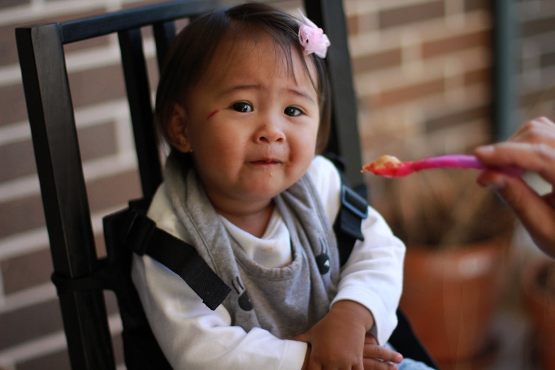 Trẻ ăn ngậm lâu phải làm sao? Cách khắc phục tình trạng trẻ ăn chậm 1