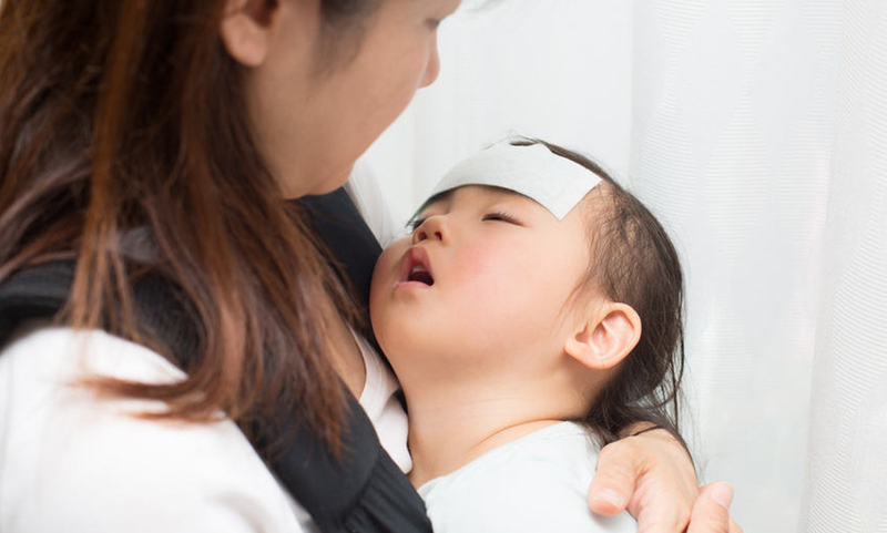 Trẻ bị sốt nhưng không ho sổ mũi có đáng lo không? 2