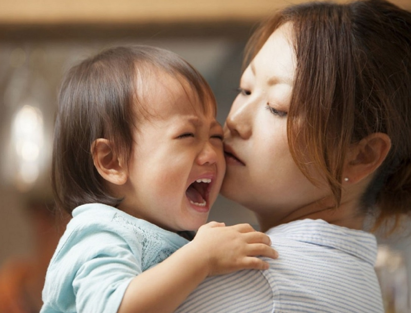 Trẻ nhõng nhẽo khi có mẹ là vì lý do gì và cách xử lý? 2