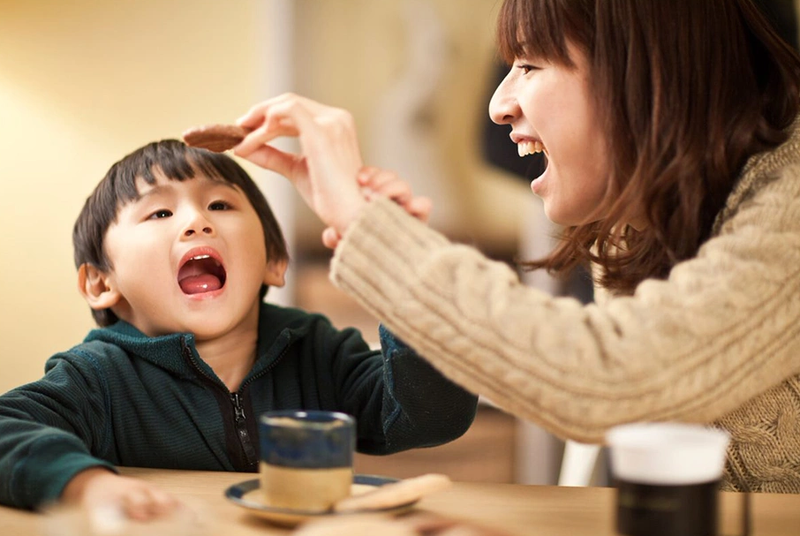 Trẻ nhõng nhẽo khi có mẹ là vì lý do gì và cách xử lý? 3