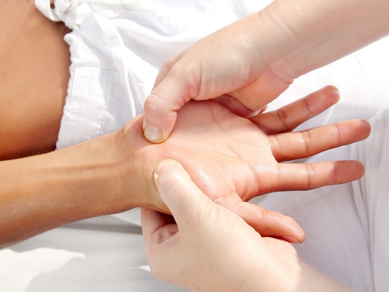 Để bấm huyệt chữa đau khớp cổ tay an toàn thì lưu ý không được tác động mạnh ngay từ đầu