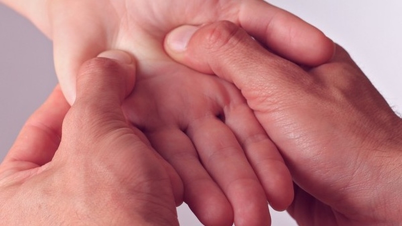 Hướng dẫn bấm huyệt chữa mệt mỏi, căng thẳng đơn giản dễ thực hiện 2