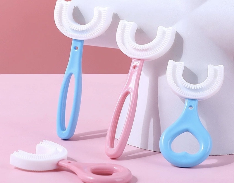 Bàn chải đánh răng chữ U cho bé dễ dàng làm sạch răng