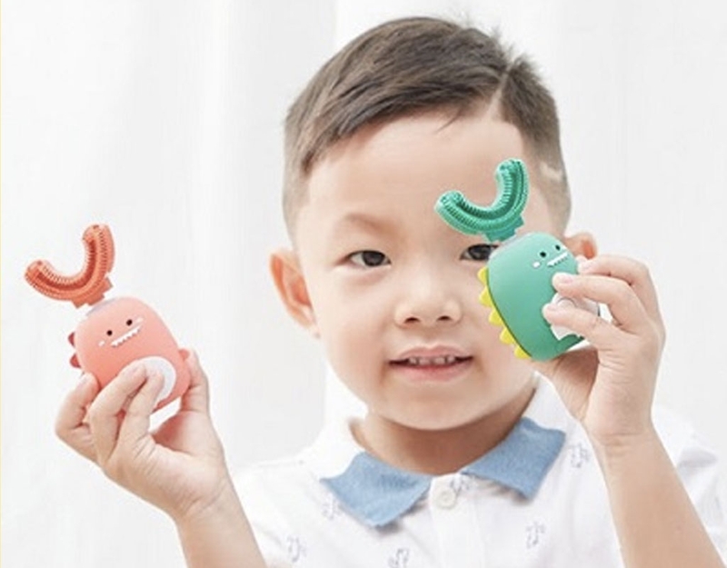 Bàn chải đánh răng chữ U hỗ trợ cho bé trong việc chăm sóc răng miệng