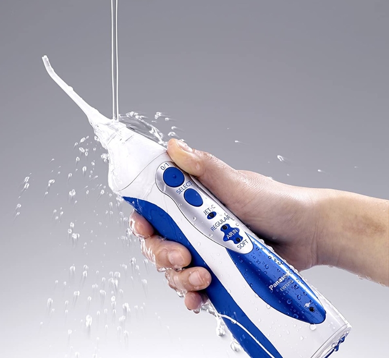 So sánh bàn chải điện và tăm nước: thời gian sử dụng tăm nước nhanh hơn