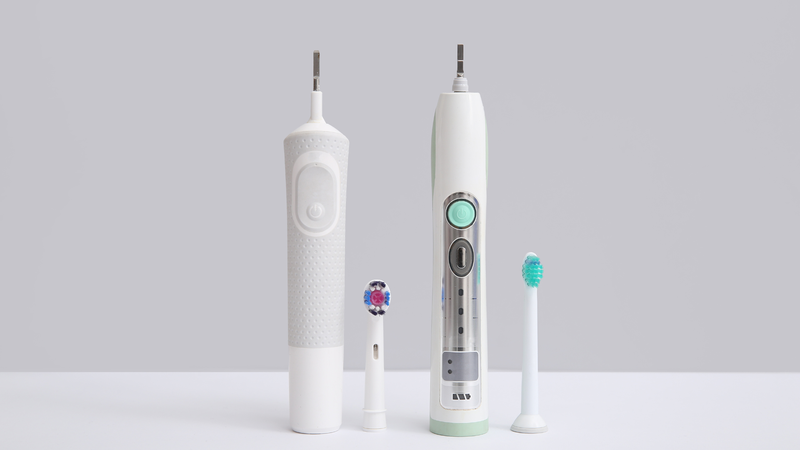 Bàn chải pin và bàn chải điện khác nhau về nguồn điện và tính năng hỗ trợ