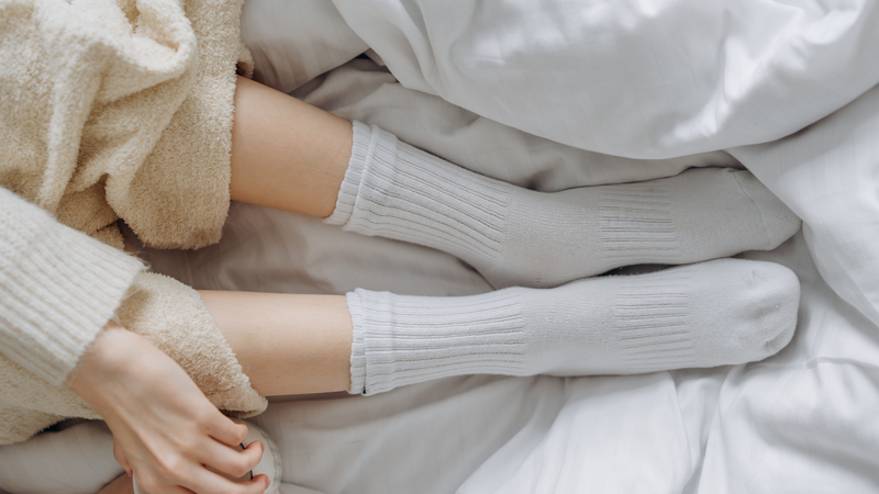 Luôn đi tất, đặc biệt là tất len hoặc cotton dày vào mùa lạnh để bảo vệ bàn chân