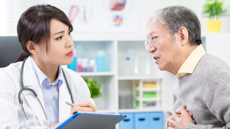 Bạn nên đi khám bác sĩ nếu gặp tình trạng bàn chân lạnh đi kèm khó thở khi gắng sức