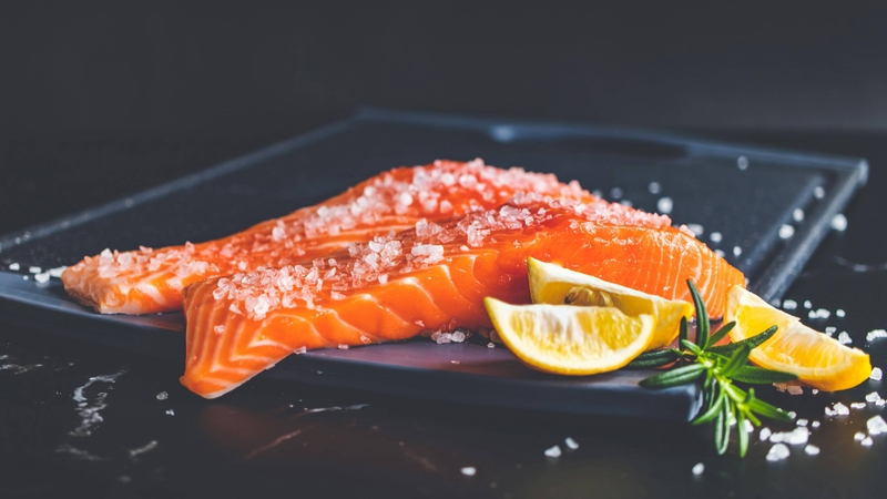 Cá hồi là một loại thực phẩm giàu omega 3 và chứa nhiều protein và vitamin D