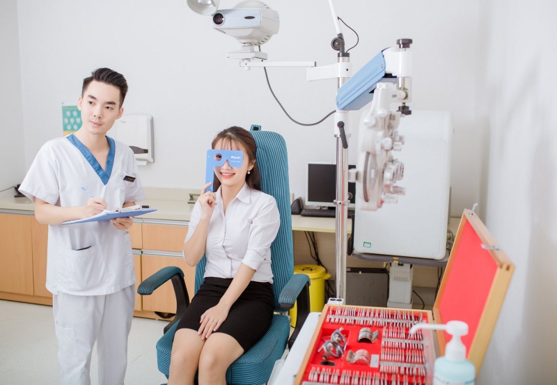 ​​​Bạn đã biết cách chăm sóc mắt sau mổ lasik chưa? 2
