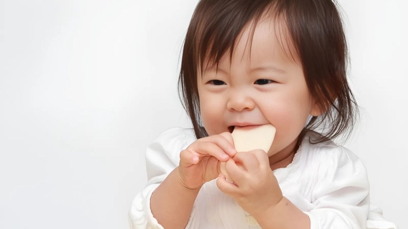 Hướng dẫn chi tiết về việc dùng bánh gạo ăn dặm cho bé 1