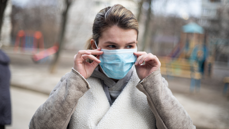 Bạn nên đeo khẩu trang mỗi khi ra ngoài để bảo vệ làn da của mình