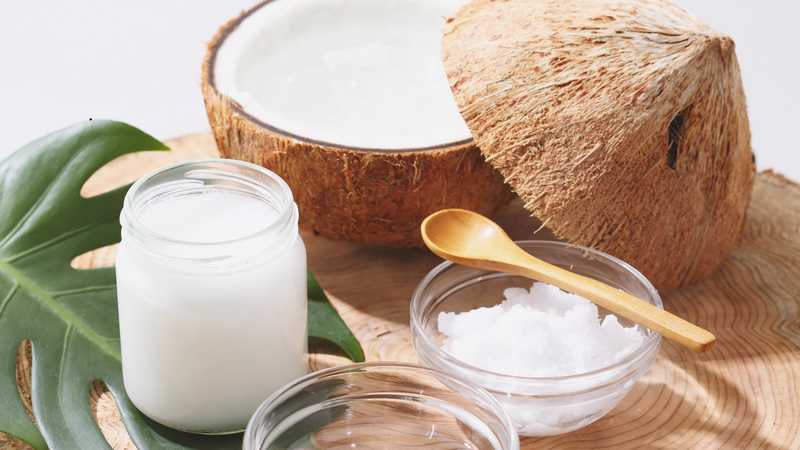 Bạn nên sử dụng dầu dừa nguyên chất, ép lạnh để đảm bảo giữ được những dưỡng chất tự nhiên