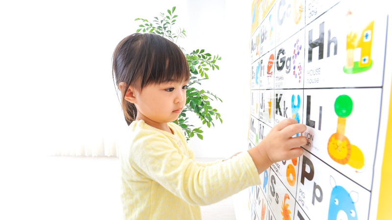 Cách dạy bé làm quen và nhớ chữ cái qua hình ảnh và màu sắc