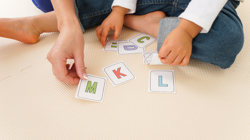 Quá trình cùng con học chữ là khoảng thời gian tương tác tích cực, quan tâm và đồng hành từ cha mẹ