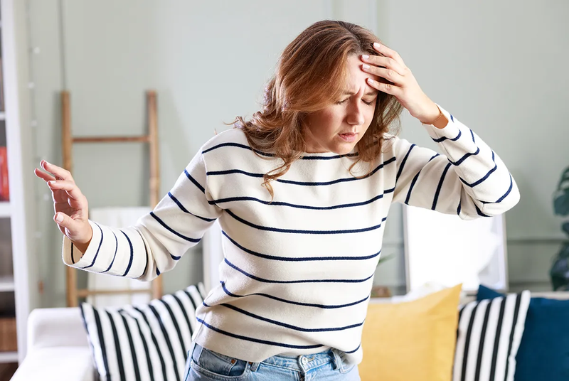 Huyết áp tụt nhanh, chóng mặt, khó thở,... là những dấu hiệu cho thấy người bệnh cần liên hệ bác sĩ ngay
