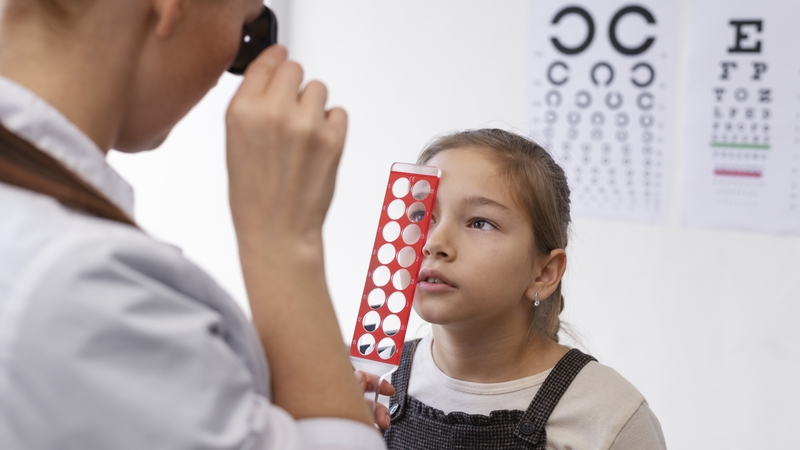 Quy trình đo thị lực cho trẻ em bằng bảng đo thị lực gồm 5 bước chính