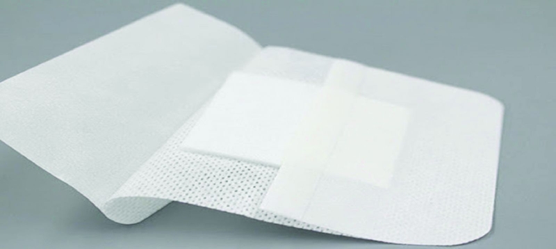 Băng gạc bị dính vào vết thương phải làm sao? 2