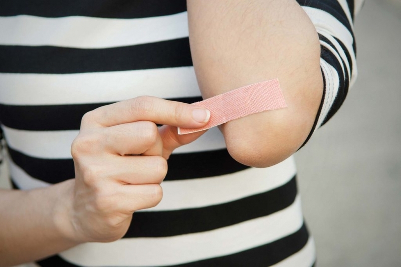 Lưu ý không dán quá chặt có thể khiến máu khó lưu thông