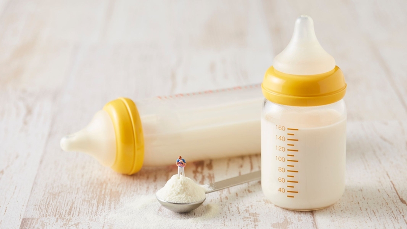 Sữa công thức thường chứa hàm lượng casein cao hơn, khiến quá trình tiêu hóa chậm hơn và bé cảm thấy no lâu