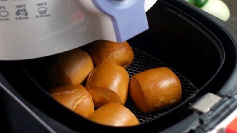 Chiên bánh bằng nồi chiên không dầu để giảm lượng calo của món ăn