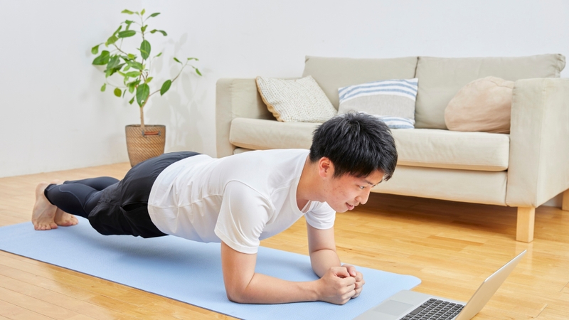 Kết hợp vận động thể thao thường xuyên với chế độ ăn cân bằng giúp kiểm soát cân nặng