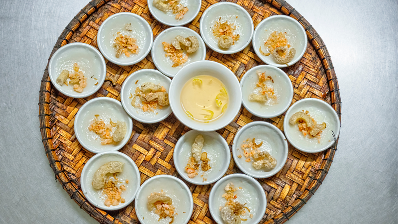 Bánh bèo Huế được đựng trong chén nhỏ