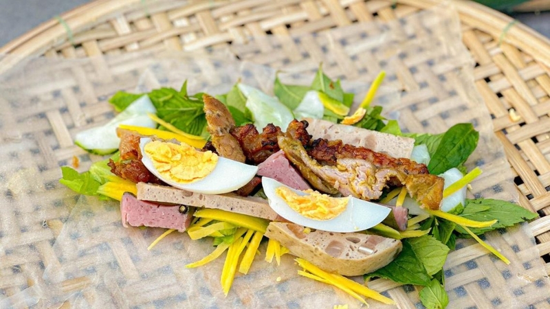 Bánh cuốn Tây Sơn là món ăn có sự kết hợp nhiều nguyên liệu khác nhau