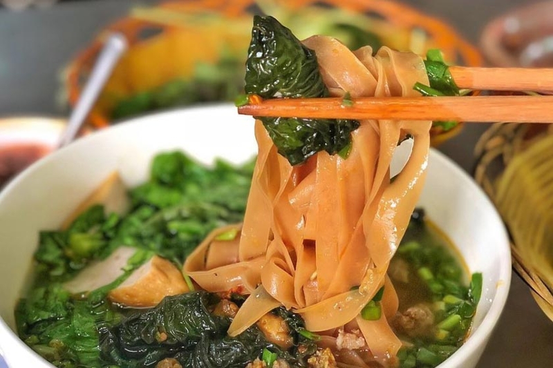 Lưu ý về số calo khi dùng bánh đa gạo lứt với nước dùng