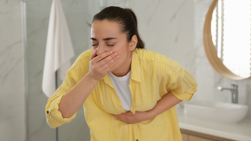 Ngộ độc thực phẩm từ thức ăn ôi thiu không chỉ gây khó chịu tạm thời mà còn có thể dẫn đến nhiều biến chứng nghiêm trọng