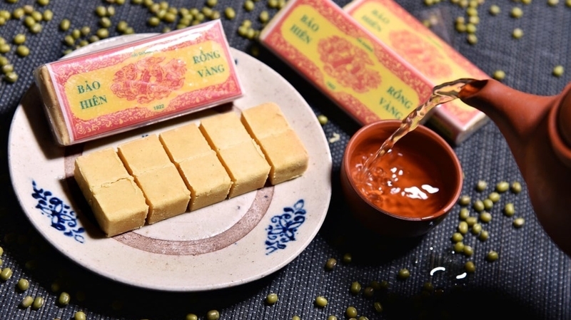 Cách thưởng thức bánh đậu xanh ngon nhất là kết hợp cùng một tách trà nóng