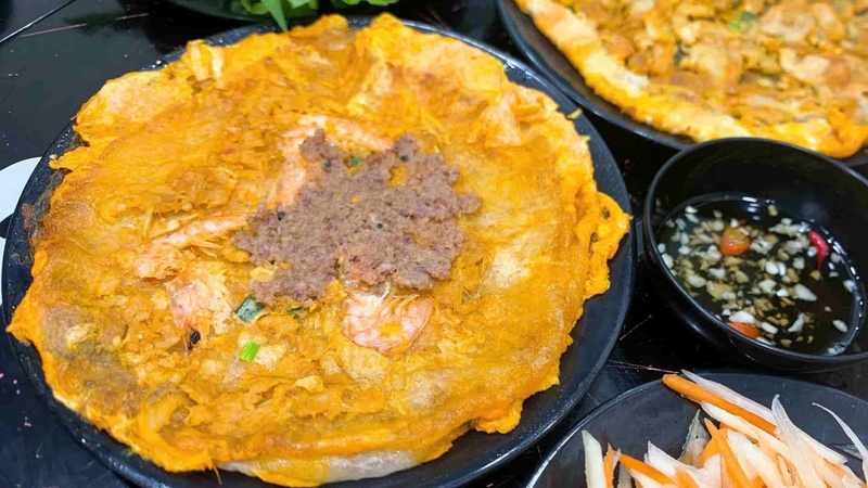 Bánh ép Huế đặc trưng với lớp vỏ giòn rụm bên ngoài và phần nhân dai mềm bên trong