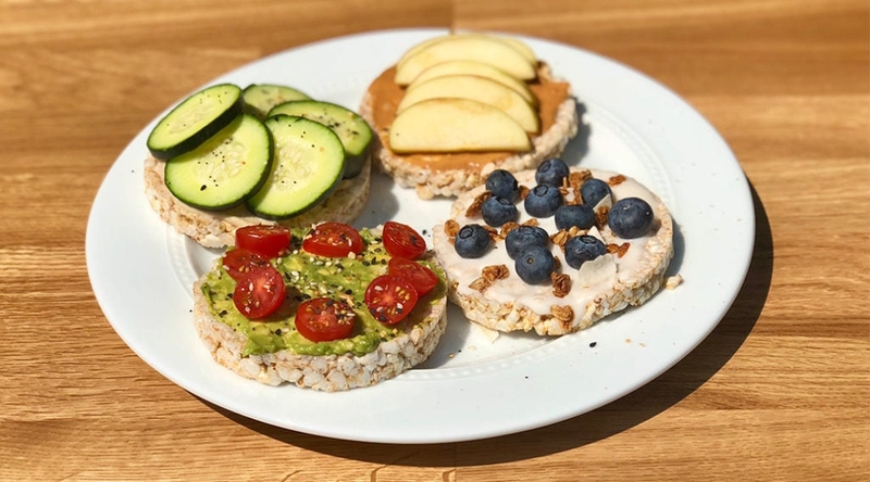 Bánh gạo lứt ăn kèm với gì?