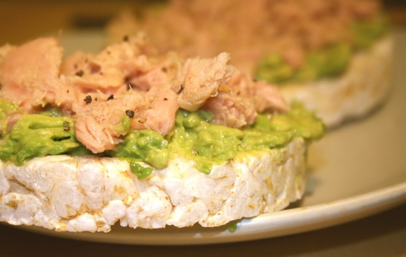 Bánh gạo lứt ăn kèm với hải sản