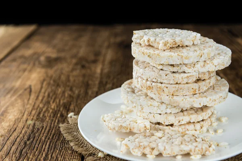 Bánh gạo lứt thường dùng cho chế độ ăn kiêng giảm cân